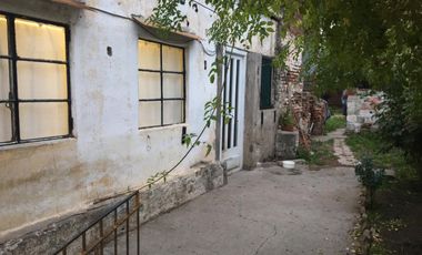 SE VENDE LOTE DE 10 X 50 CON GALPÓN Y CASA A RECICLAR