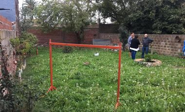 SE VENDE LOTE DE 10 X 50 CON GALPÓN Y CASA A RECICLAR