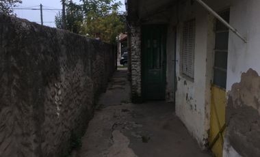 SE VENDE LOTE DE 10 X 50 CON GALPÓN Y CASA A RECICLAR