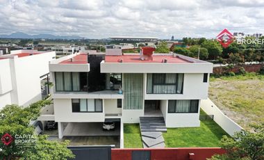Casa en Venta en Zapopan Ayamonte de Lujo con Alberca y Jardín
