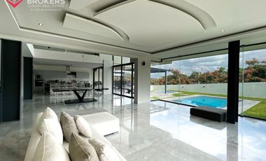 Casa en Venta en Zapopan Ayamonte de Lujo con Alberca y Jardín