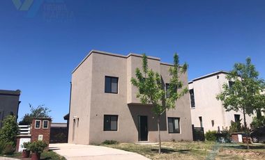Venta Casa en lote interno de dos plantas 160m2 - San Eduardo Pilar del Este