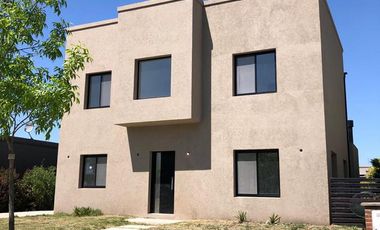 Venta Casa en lote interno de dos plantas 160m2 - San Eduardo Pilar del Este