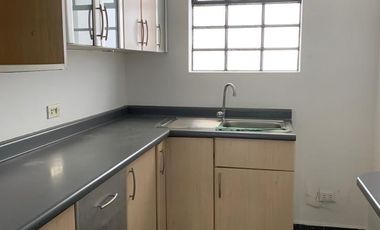 AMPLIA CASA EN VENTA EN ESQUINA  EN SAN ISIDRO CON BUEN JARDIN