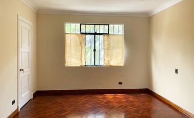 AMPLIA CASA EN VENTA EN ESQUINA  EN SAN ISIDRO CON BUEN JARDIN