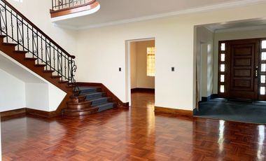 AMPLIA CASA EN VENTA EN ESQUINA  EN SAN ISIDRO CON BUEN JARDIN