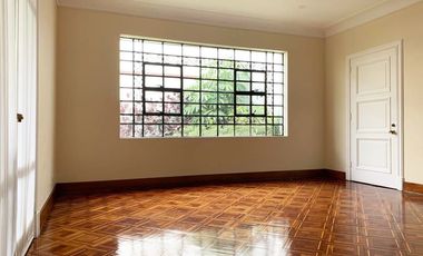 AMPLIA CASA EN VENTA EN ESQUINA  EN SAN ISIDRO CON BUEN JARDIN