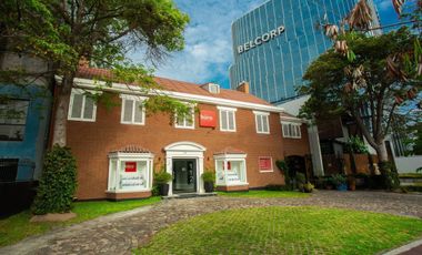 AMPLIA CASA EN VENTA EN ESQUINA  EN SAN ISIDRO CON BUEN JARDIN