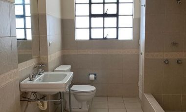 AMPLIA CASA EN VENTA EN ESQUINA  EN SAN ISIDRO CON BUEN JARDIN