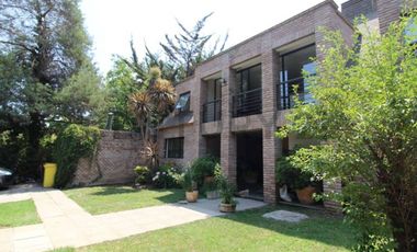 SE VENDE CASA 6 DORMITORIOS EN LO BARNECHEA