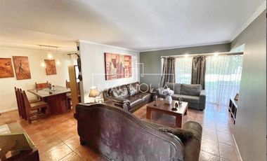 Hermosa casa en venta de 6 dorm. en Peñalolén