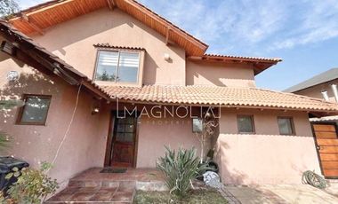Hermosa casa en venta de 6 dorm. en Peñalolén