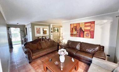 Hermosa casa en venta de 6 dorm. en Peñalolén
