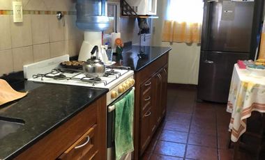 Chalet ubicado a 50 metros de Avenida Monteverde .