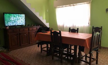 Chalet ubicado a 50 metros de Avenida Monteverde .