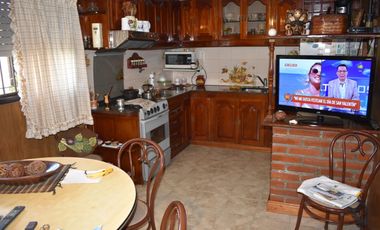 CHALET 3 DORMITORIOS, GARAGE DOS AUTOS, FONDO LIBRE, PILETA