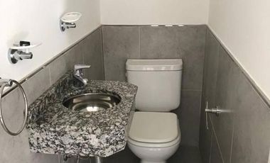 Excelente unidad duplex tres ambientes con patio y garaje