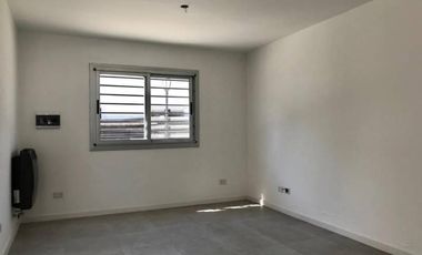 Excelente unidad duplex tres ambientes con patio y garaje