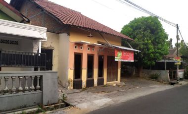 Rumah Halaman Luas di Jalan Wijaya Kusuma dekat UGM