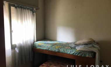 Chalet ubicado a 150 metros de la Avenida Hipólito Yrigoyen .