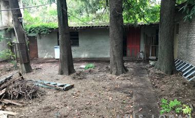 Chalet ubicado a 150 metros de la Avenida Hipólito Yrigoyen .