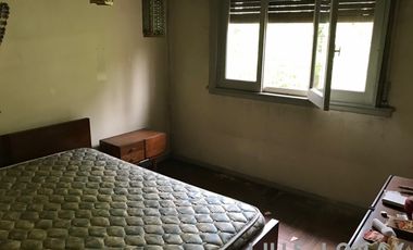 Chalet ubicado a 150 metros de la Avenida Hipólito Yrigoyen .