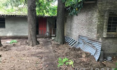 Chalet ubicado a 150 metros de la Avenida Hipólito Yrigoyen .