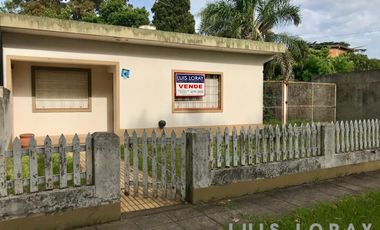 Chalet ubicado a 150 metros de la Avenida Hipólito Yrigoyen .