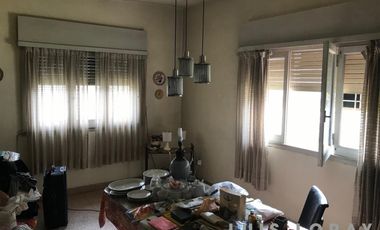 Chalet ubicado a 150 metros de la Avenida Hipólito Yrigoyen .