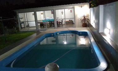 EXCELENTE PROPIEDAD 6 AMBIENTES CON FONDO, QUINCHO Y PILETA CERCA ESTACION ELPALOMAR