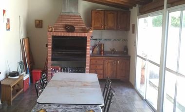 EXCELENTE PROPIEDAD 6 AMBIENTES CON FONDO, QUINCHO Y PILETA CERCA ESTACION ELPALOMAR
