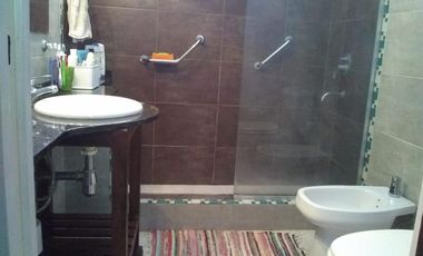 EXCELENTE PROPIEDAD 6 AMBIENTES CON FONDO, QUINCHO Y PILETA CERCA ESTACION ELPALOMAR