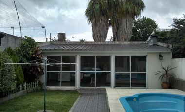 EXCELENTE PROPIEDAD 6 AMBIENTES CON FONDO, QUINCHO Y PILETA CERCA ESTACION ELPALOMAR