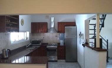 EXCELENTE PROPIEDAD 6 AMBIENTES CON FONDO, QUINCHO Y PILETA CERCA ESTACION ELPALOMAR