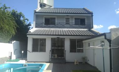 EXCELENTE PROPIEDAD 6 AMBIENTES CON FONDO, QUINCHO Y PILETA CERCA ESTACION ELPALOMAR