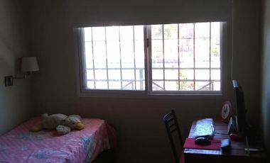 EXCELENTE PROPIEDAD 6 AMBIENTES CON FONDO, QUINCHO Y PILETA CERCA ESTACION ELPALOMAR