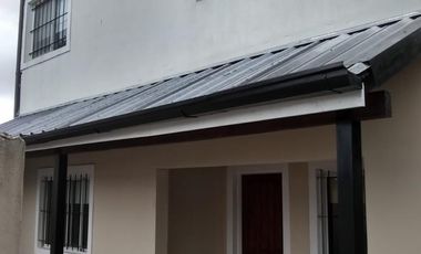 EXCELENTE PROPIEDAD 6 AMBIENTES CON FONDO, QUINCHO Y PILETA CERCA ESTACION ELPALOMAR