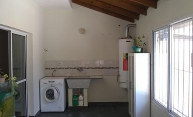 EXCELENTE PROPIEDAD 6 AMBIENTES CON FONDO, QUINCHO Y PILETA CERCA ESTACION ELPALOMAR