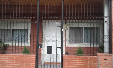 Excelente Propiedad Casa al Frente 4 ambientes Zona Billinghurst