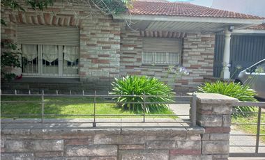 Chalet 4 ambientes/ Barrio Chauvin