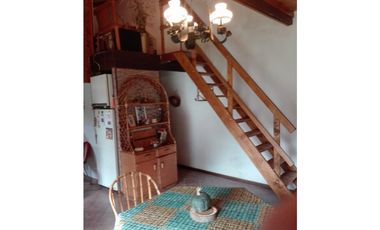 Casa monoambiente con tres lotes/ Barrio El Sosiego