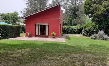 Casa monoambiente con tres lotes/ Barrio El Sosiego