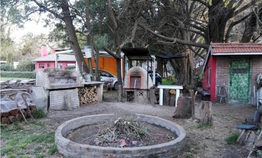 Casa monoambiente con tres lotes/ Barrio El Sosiego