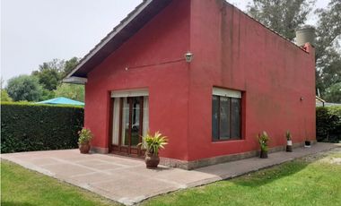 Casa monoambiente con tres lotes/ Barrio El Sosiego