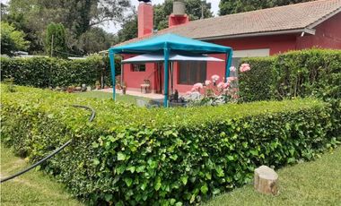 Casa monoambiente con tres lotes/ Barrio El Sosiego