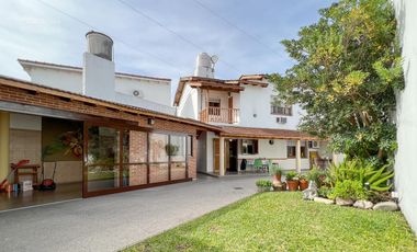 Casa  - En Venta - 4 Ambientes - 295m2 Totales  - Villa Sarmiento