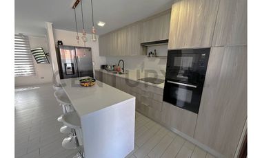SE VENDE TOWNHOUSE EN PEÑALOLEN