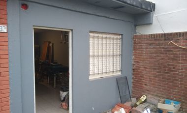 LATORRE PROP. VENDE 2 CASAS DE 2 AMB C/U SOBRE MISMO LOTE