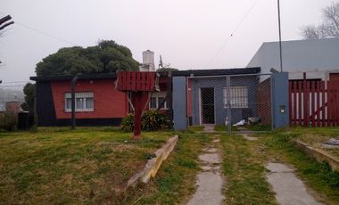 LATORRE PROP. VENDE 2 CASAS DE 2 AMB C/U SOBRE MISMO LOTE