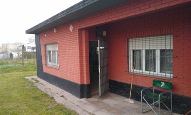 LATORRE PROP. VENDE 2 CASAS DE 2 AMB C/U SOBRE MISMO LOTE